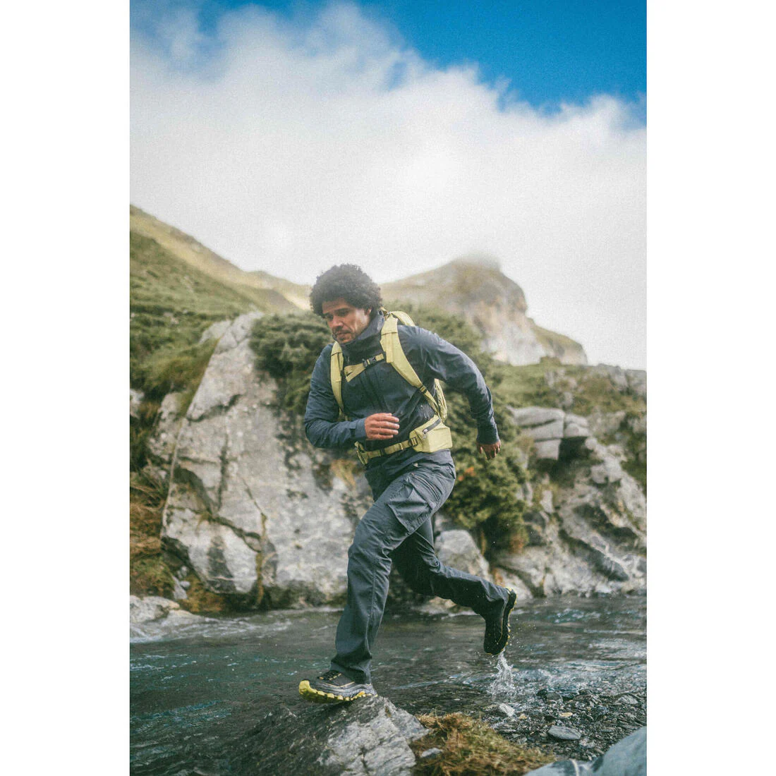 25 L Ventilated Hiking Backpack, MH500 - Image 33