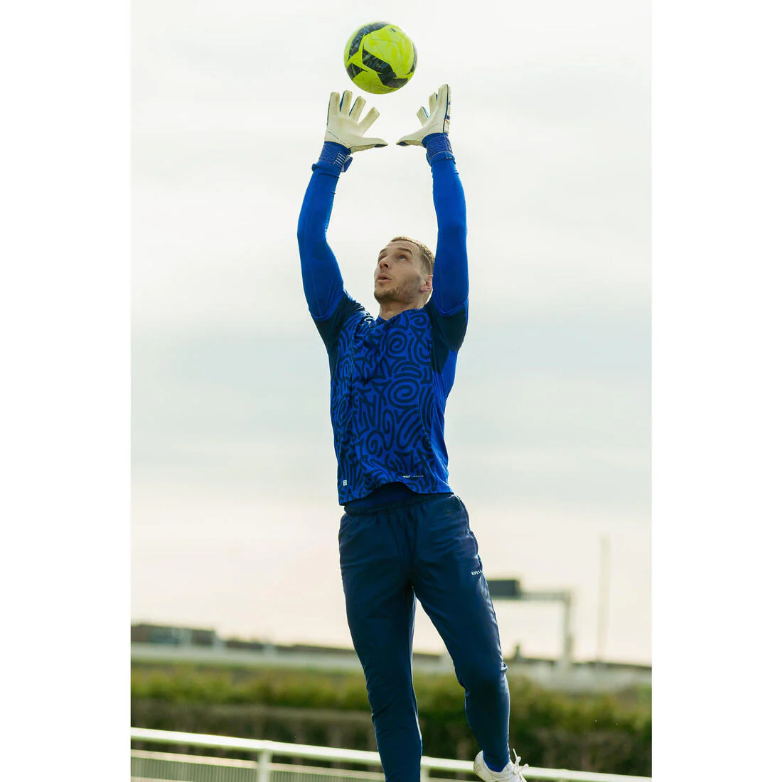 Adult Football Goalkeeper Gloves F500 Viralto - White/Blue - Image 14