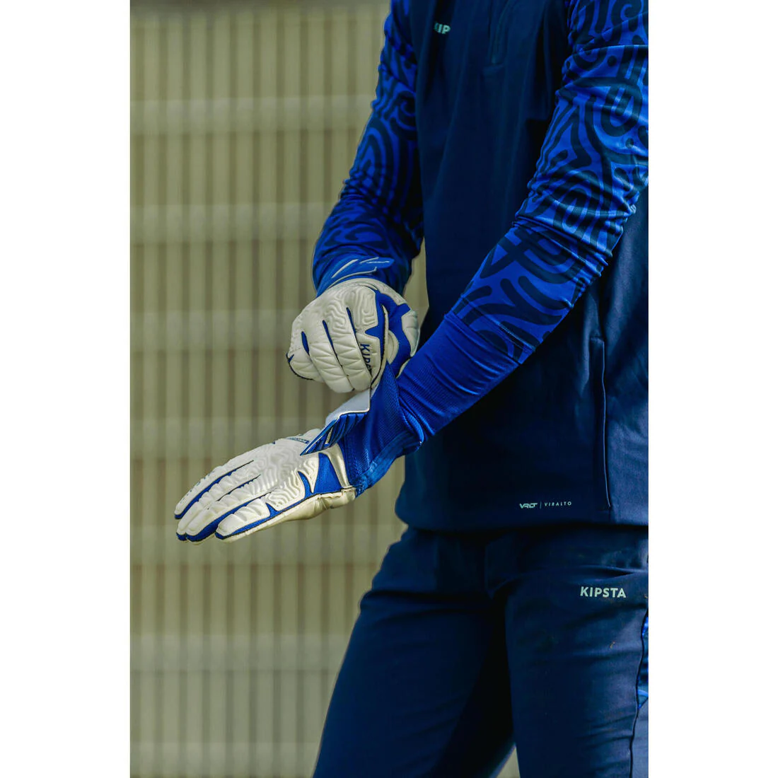 Adult Football Goalkeeper Gloves F500 Viralto - White/Blue - Image 8