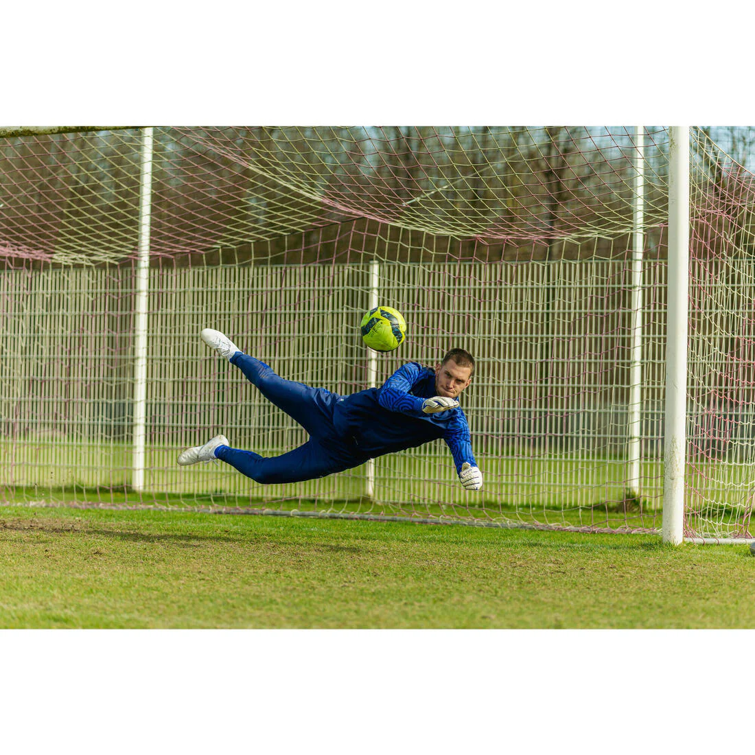 Adult Football Goalkeeper Gloves F500 Viralto - White/Blue - Image 9
