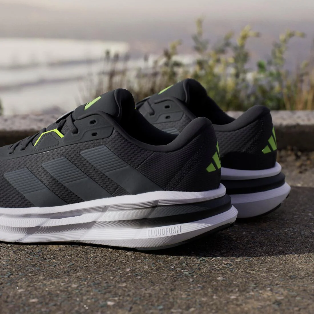 Galaxy 7 Running Shoes, Black - Image 10