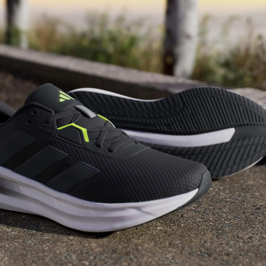 Galaxy 7 Running Shoes, Black - Image 13
