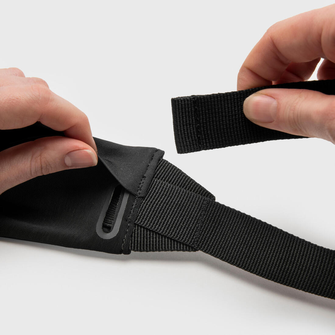 KIPRUN Comfort 2 Unisex Smartphone Running Waistband - Black, 5 pockets - Image 6