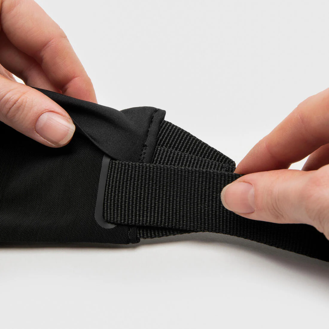 KIPRUN Comfort 2 Unisex Smartphone Running Waistband - Black, 5 pockets - Image 7