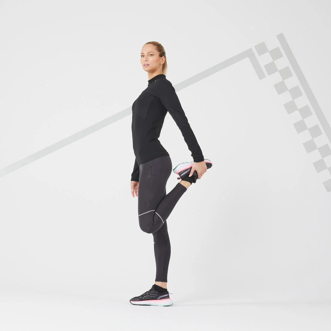 KIPRUN SKINCARE WOMEN'S LONG-SLEEVED SEAMLESS RUNNING T-SHIRT - BLACK - Image 2