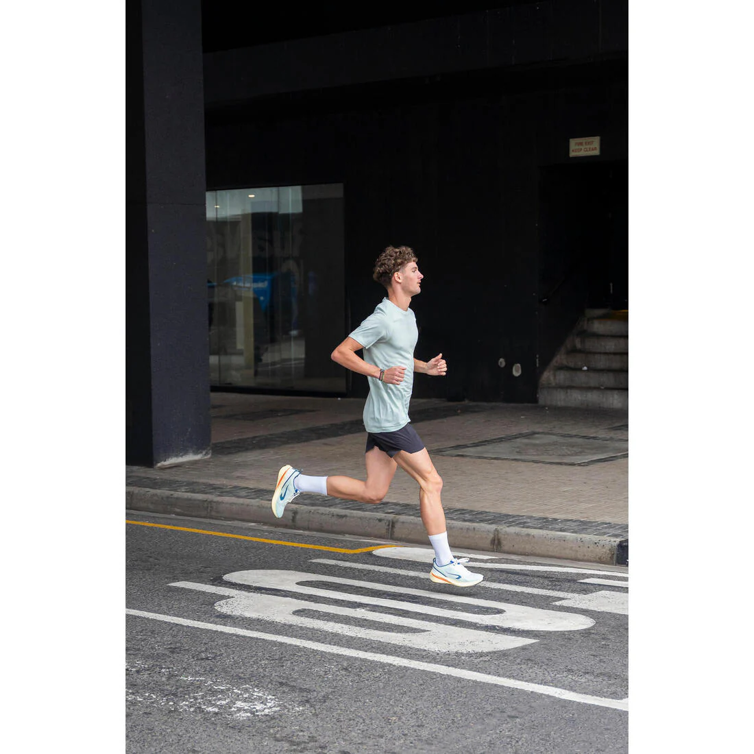 Men's KIPRUN Run 500 Comfort seamless running T-shirt - Image 25