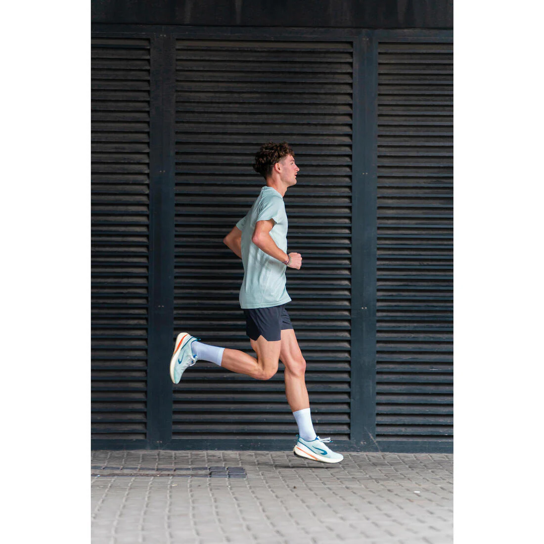 Men's KIPRUN Run 500 Comfort seamless running T-shirt - Image 27