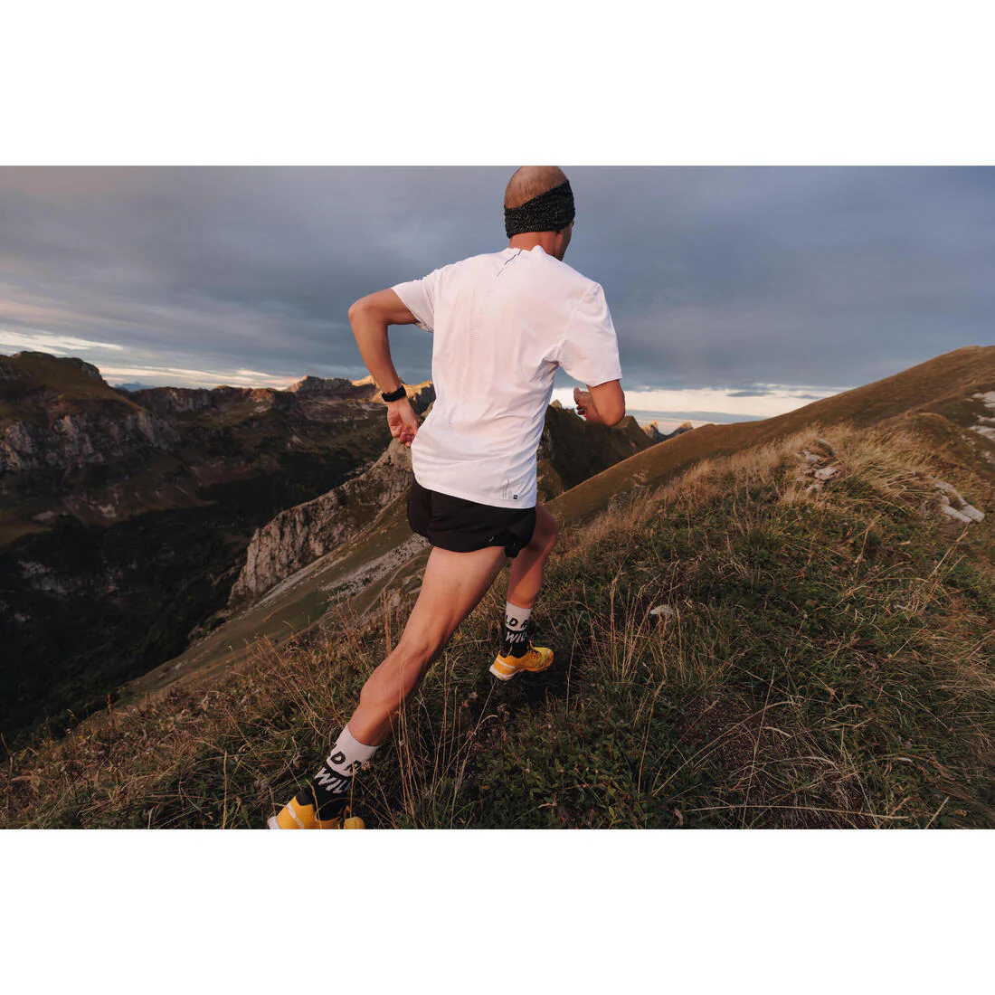 Men's KIPRUN Run 500 Comfort Split Running Shorts - Image 17