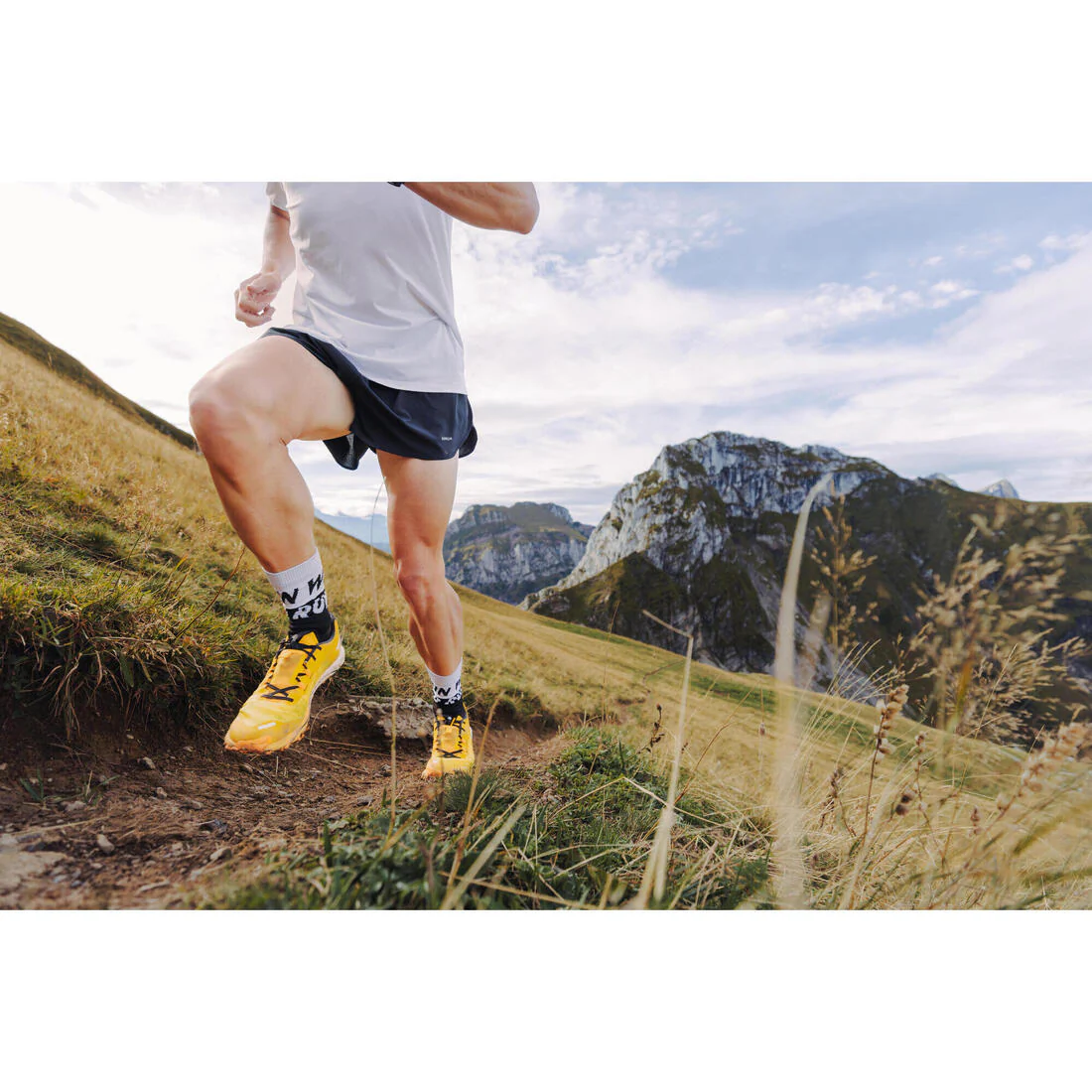 Men's KIPRUN Run 500 Comfort Split Running Shorts - Image 18