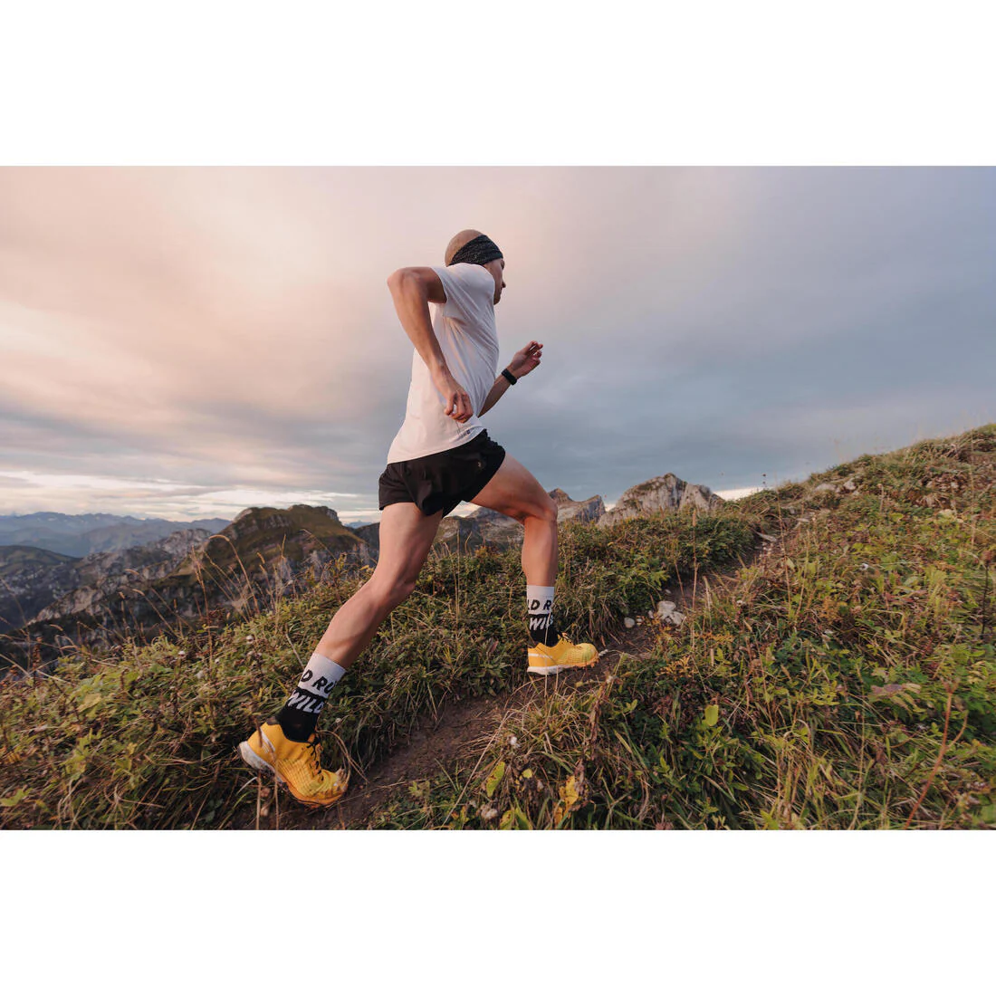 Men's KIPRUN Run 500 Comfort Split Running Shorts - Image 19
