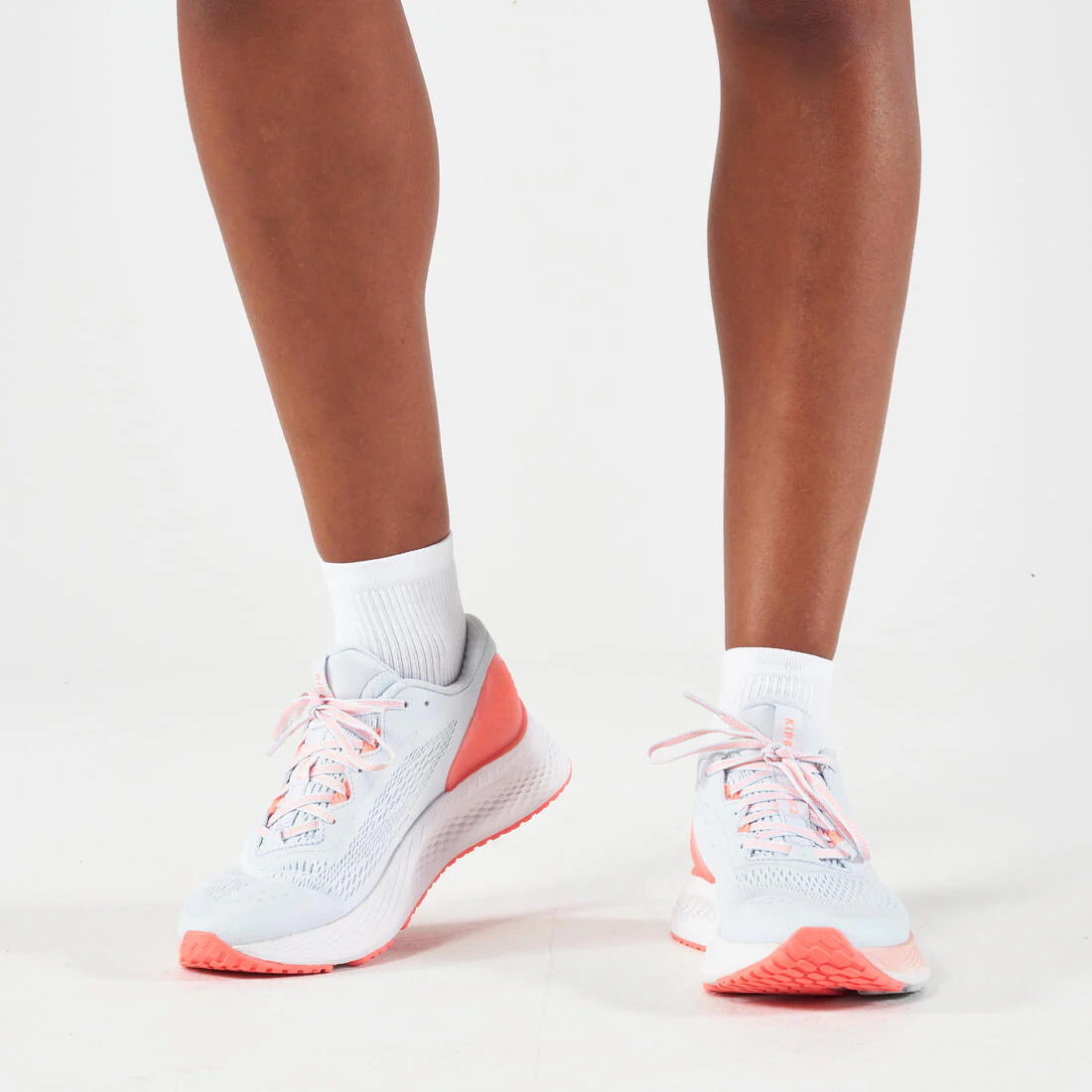 WOMEN'S KIPRUN KS 500 2 RUNNING SHOES - GREY AND CORAL - Image 14