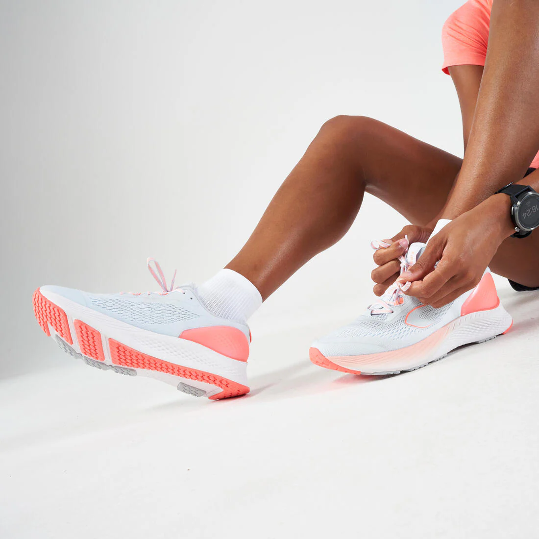 WOMEN'S KIPRUN KS 500 2 RUNNING SHOES - GREY AND CORAL - Image 15