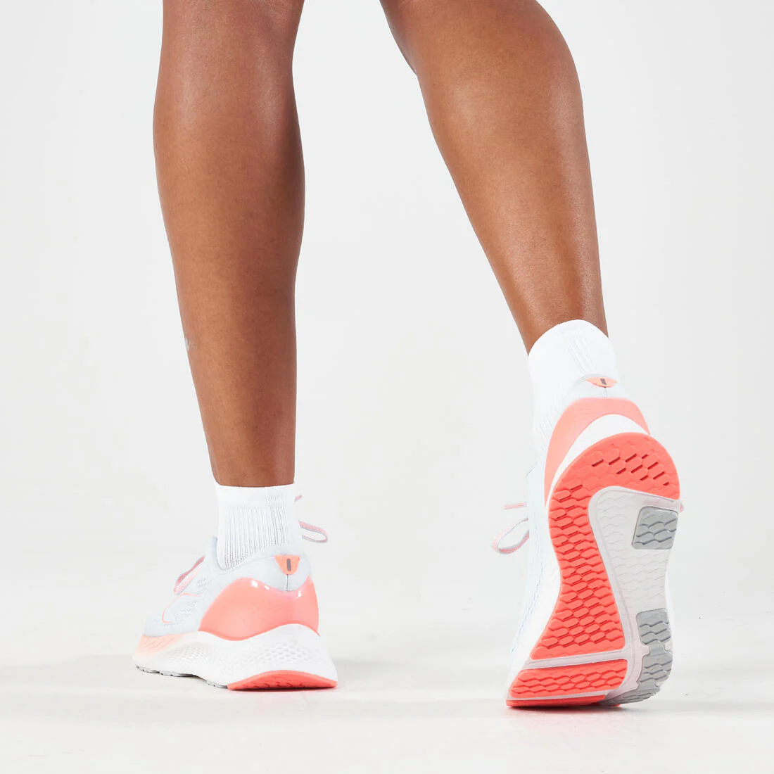 WOMEN'S KIPRUN KS 500 2 RUNNING SHOES - GREY AND CORAL - Image 17