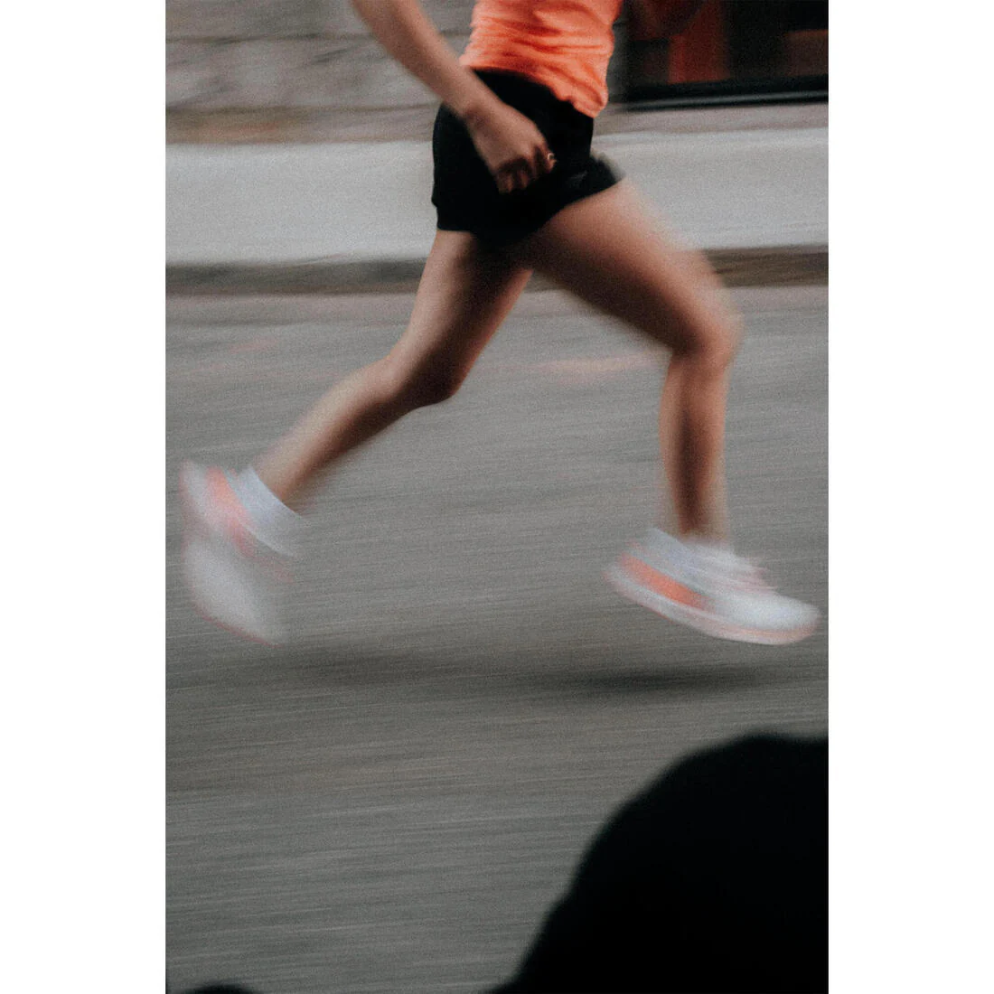 WOMEN'S KIPRUN KS 500 2 RUNNING SHOES - GREY AND CORAL - Image 19