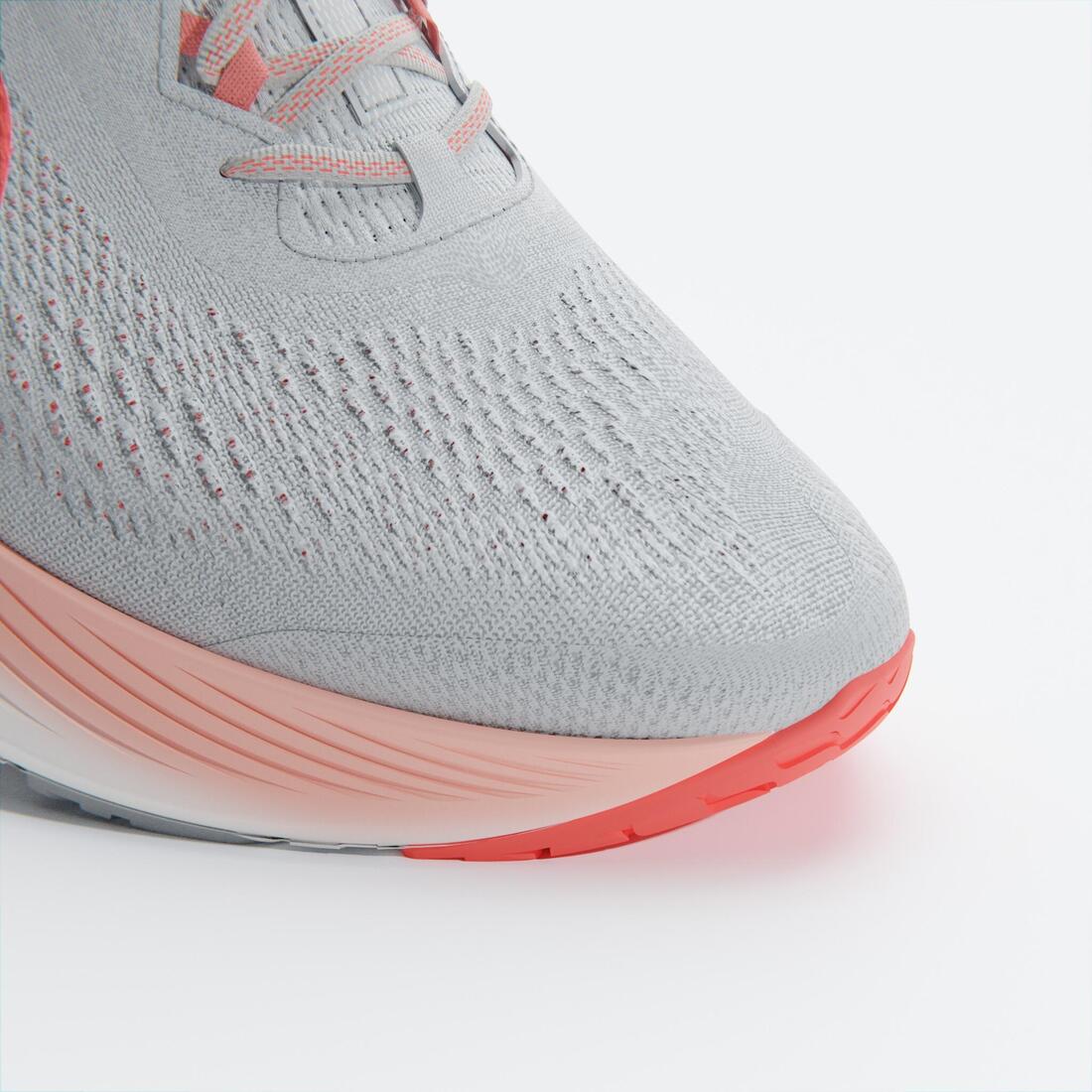 WOMEN'S KIPRUN KS 500 2 RUNNING SHOES - GREY AND CORAL - Image 5