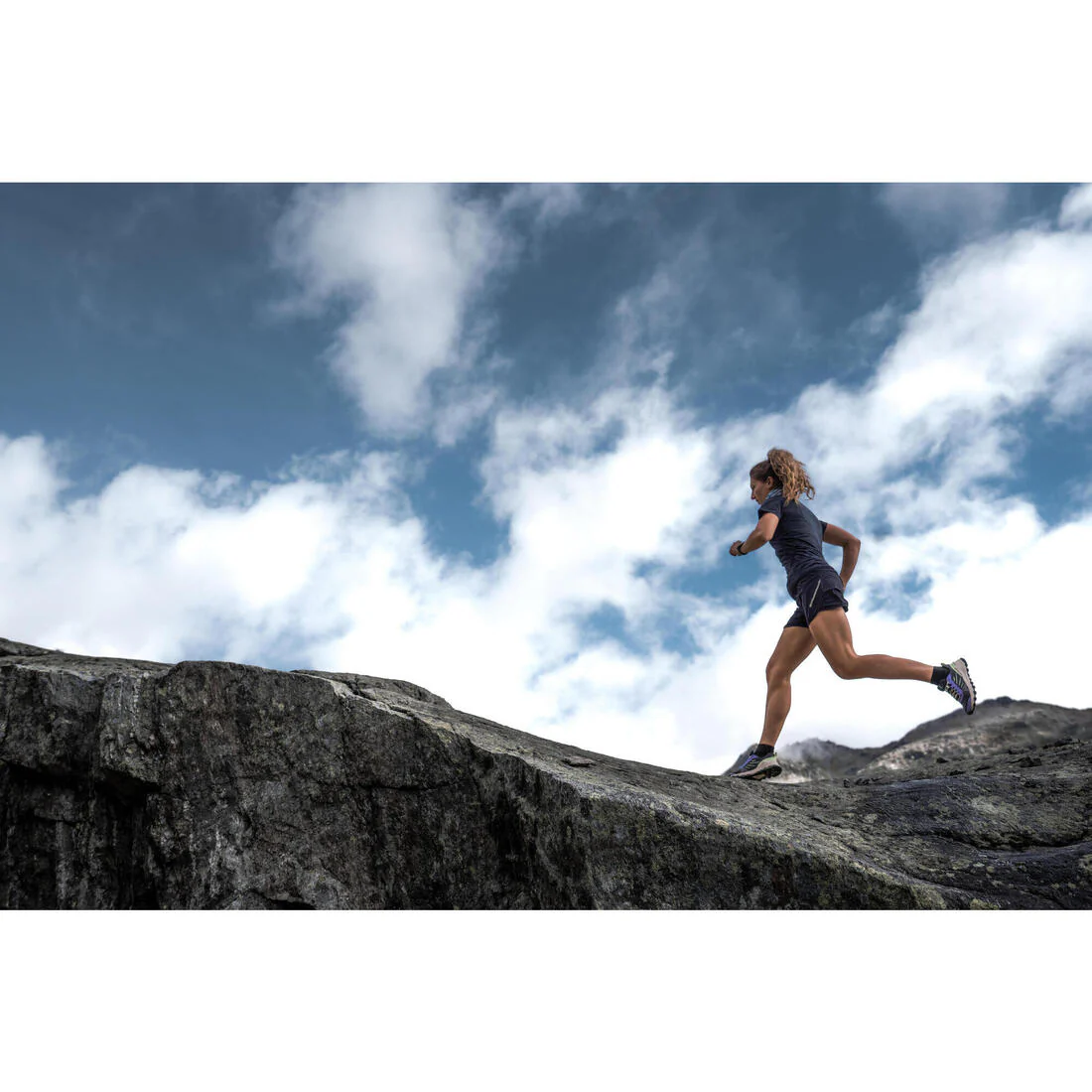 Women's Seamless Running&Trail Running T-Shirt-KIPRUN Run 500 Comfort slim - Image 16