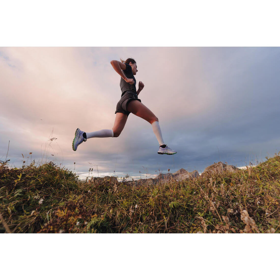 Women's Seamless Running&Trail Running T-Shirt-KIPRUN Run 500 Comfort slim - Image 17