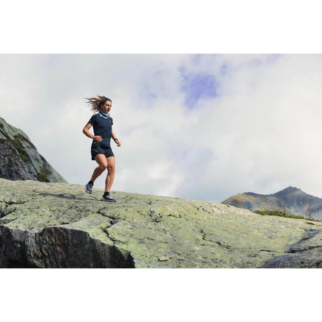 Women's Seamless Running&Trail Running T-Shirt-KIPRUN Run 500 Comfort slim - Image 20